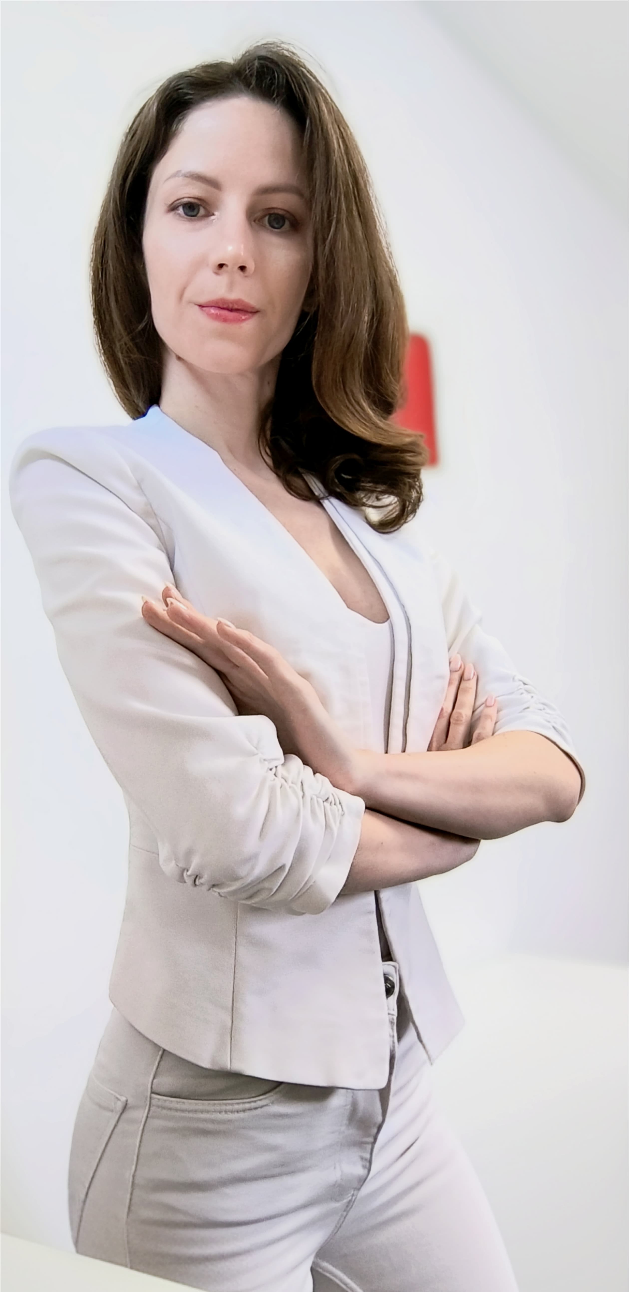 Edina vagyok és azon dolgozom, hogy minden nap magabiztosan nézhess tükörbe!